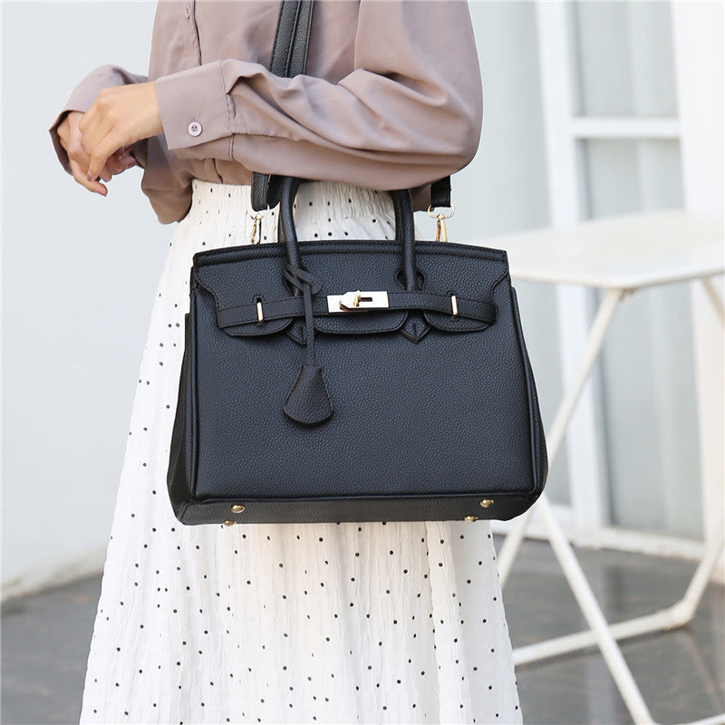 Women's Fashionable Simple Solid Color Tassel Handbags