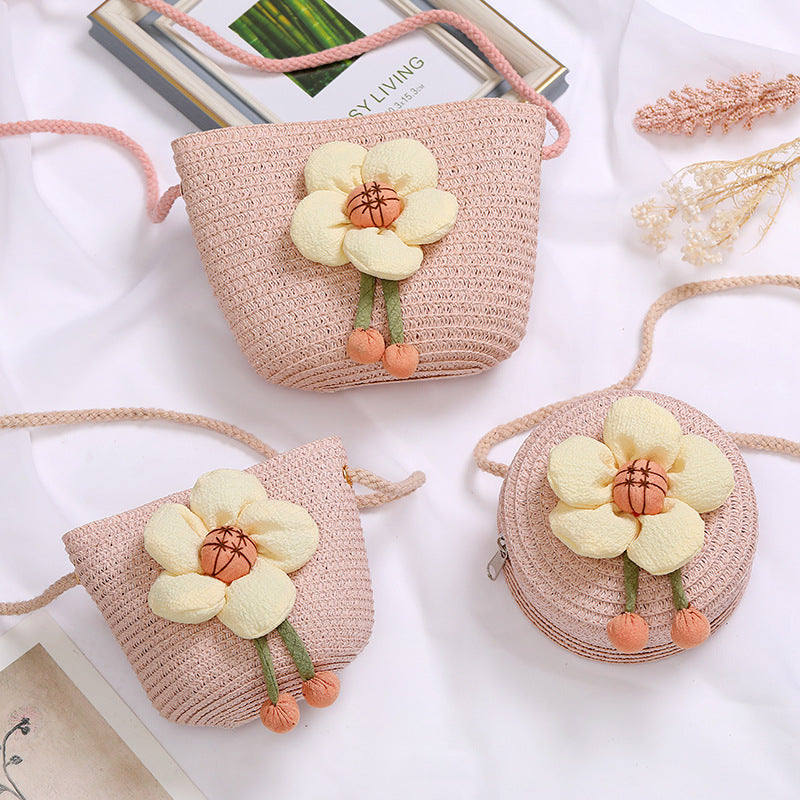 Petits sacs à bandoulière mignons en paille tissée à petites fleurs