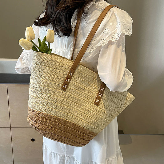 Sacs de voyage pour femmes en vacances à la plage et au bord de la mer