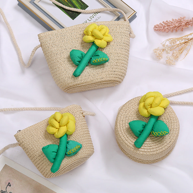 Petits sacs à bandoulière mignons en paille tissée à petites fleurs