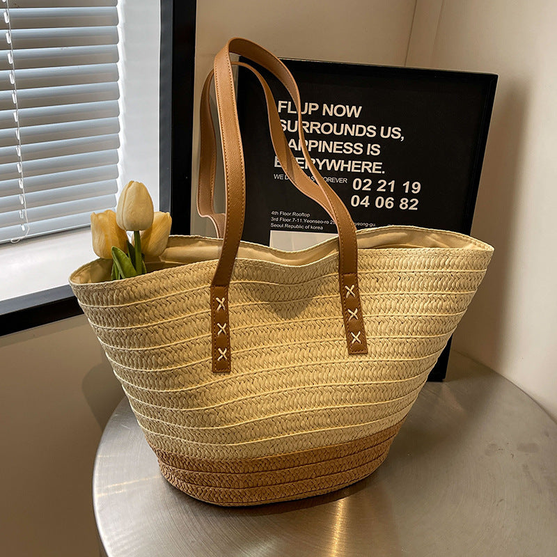 Sacs de voyage pour femmes en vacances à la plage et au bord de la mer