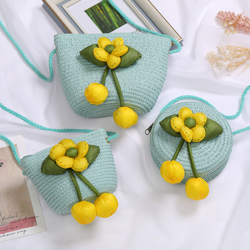 Petits sacs à bandoulière mignons en paille tissée à petites fleurs