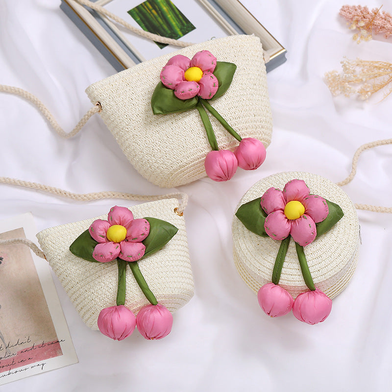 Petits sacs à bandoulière mignons en paille tissée à petites fleurs