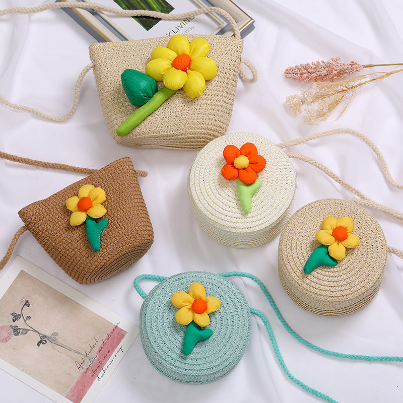 Petits sacs à bandoulière mignons en paille tissée à petites fleurs