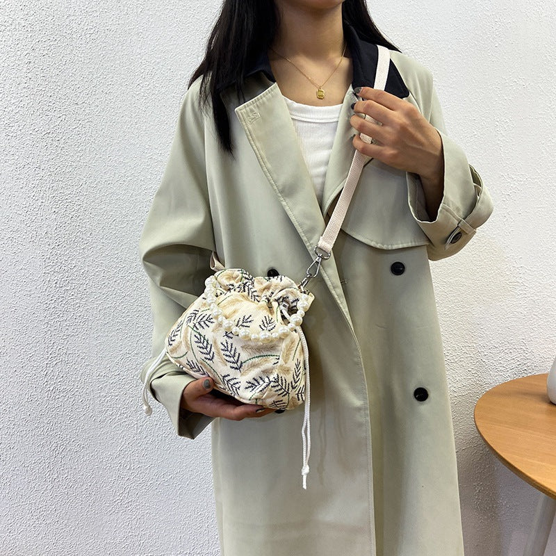 Vêtements avec costume artistique Pearl Hand Shoulder Bags