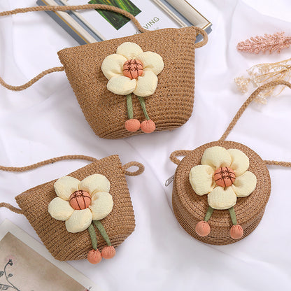 Petits sacs à bandoulière mignons en paille tissée à petites fleurs